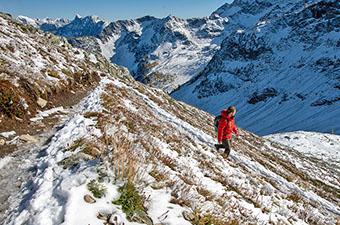 Salomon X Ultra Winter CS WP 2 winter boot (hiker in front of mountain)